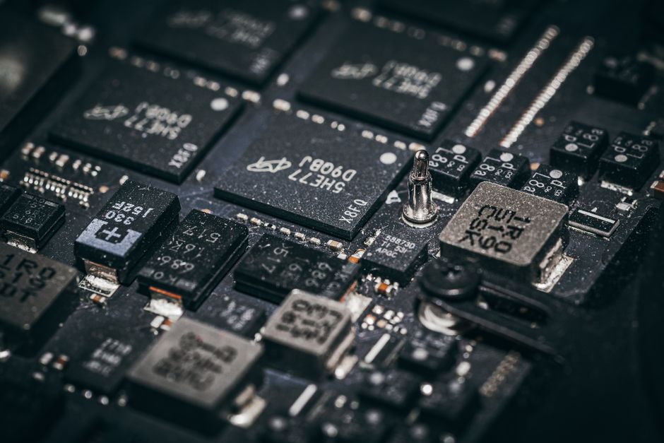 GPU 연산과 재현성을 상징하는 반도체 회로 이미지