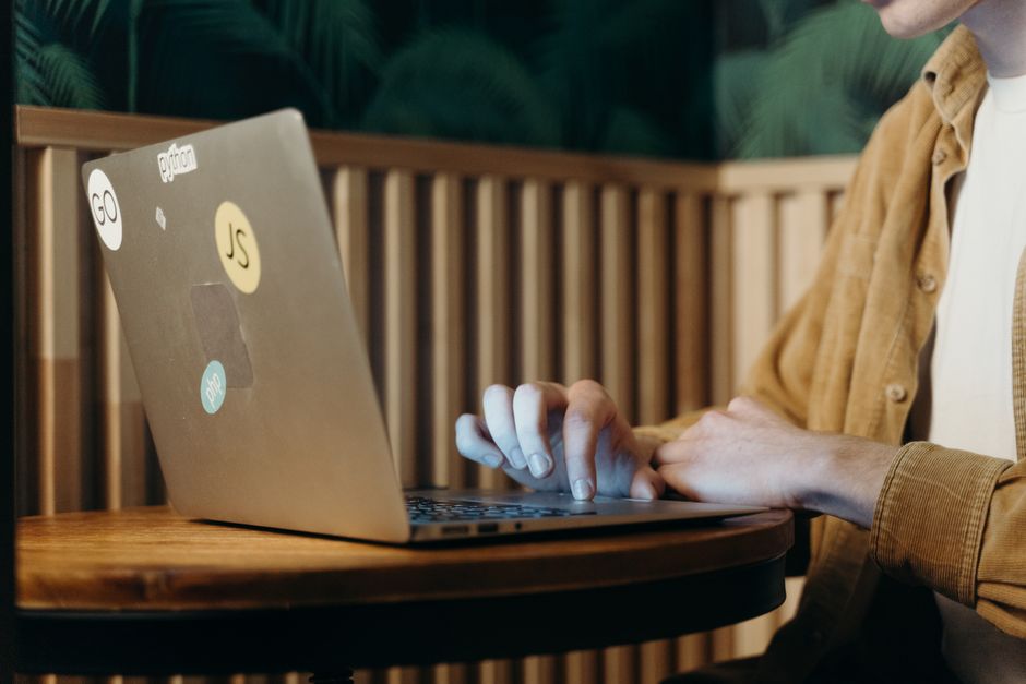 파이썬으로 HTTP API 요청 코드를 작성하는 개발자