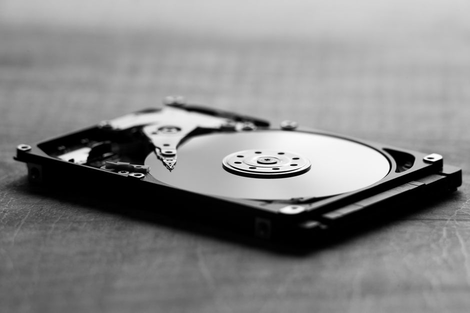 서버실에서 데이터베이스 백업 및 복구 작업을 진행하는 모습